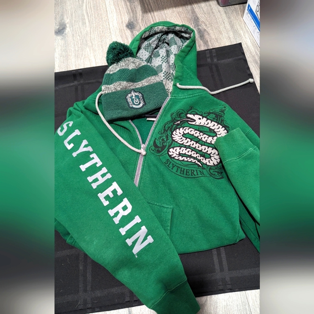HARRY POTTER SLYTHERIN ZIP Up Mens SWEATSHIRT and SLYTHERIN BEANIE (Gently warn)